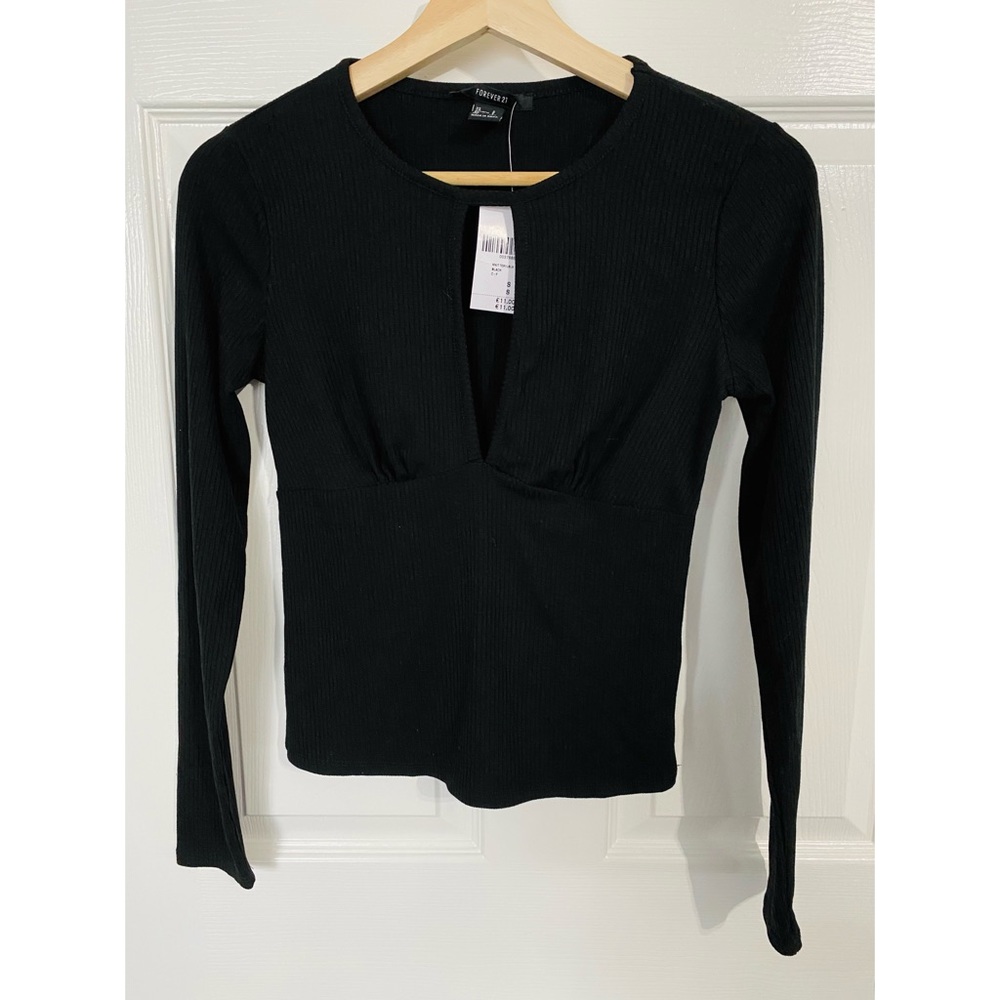 • black long sleeve peekaboos shirt •